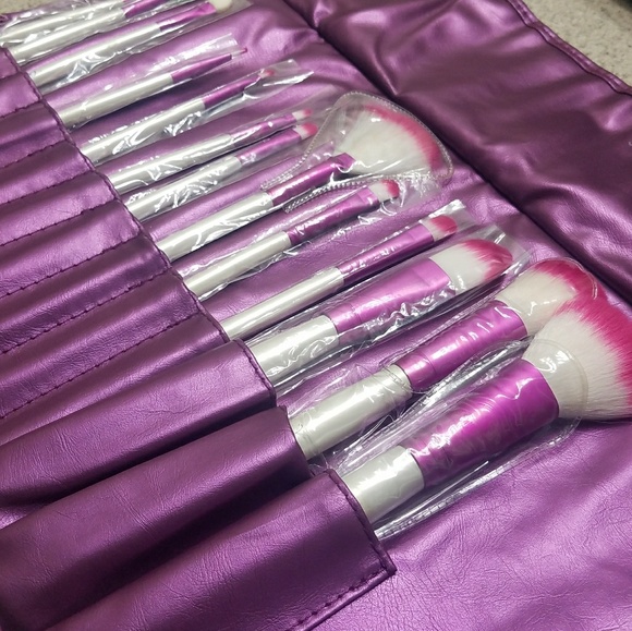 Cheeva Accessories - NWOT 13PCS Professional Makeup Brush Set with Case